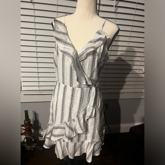 LYDELLE RUFFLE WRAP DRESS - Picture 2 of 5